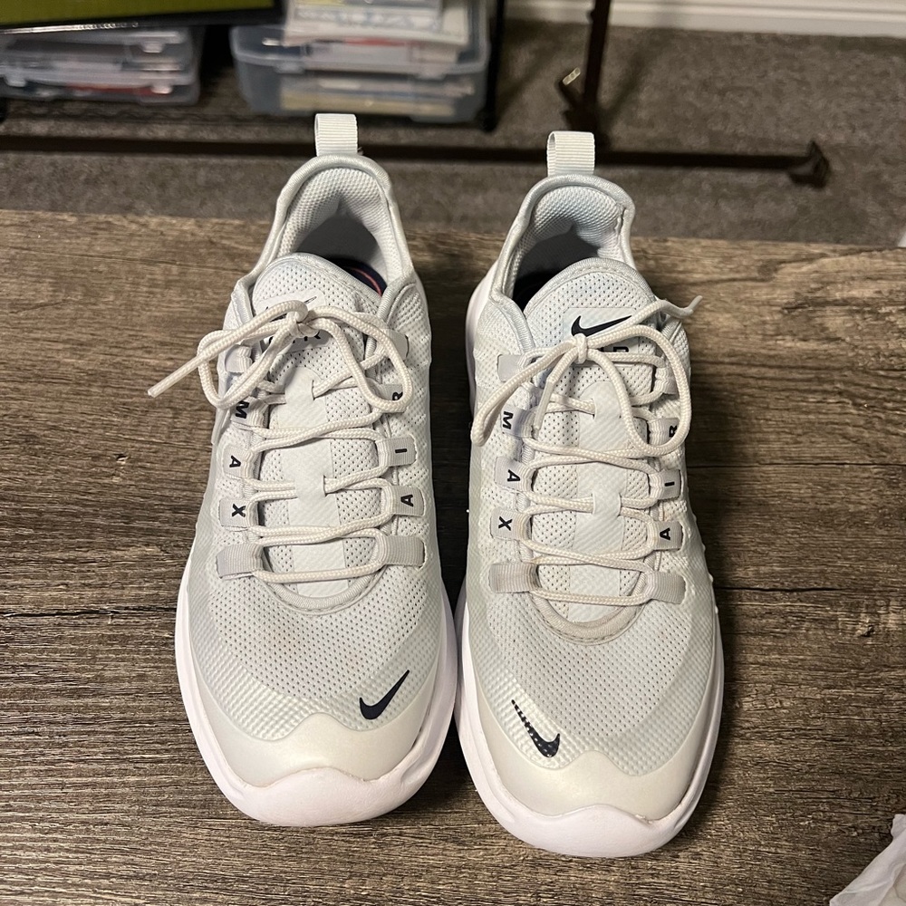 Women’s Size 7.5 NIKE Air Max Axis